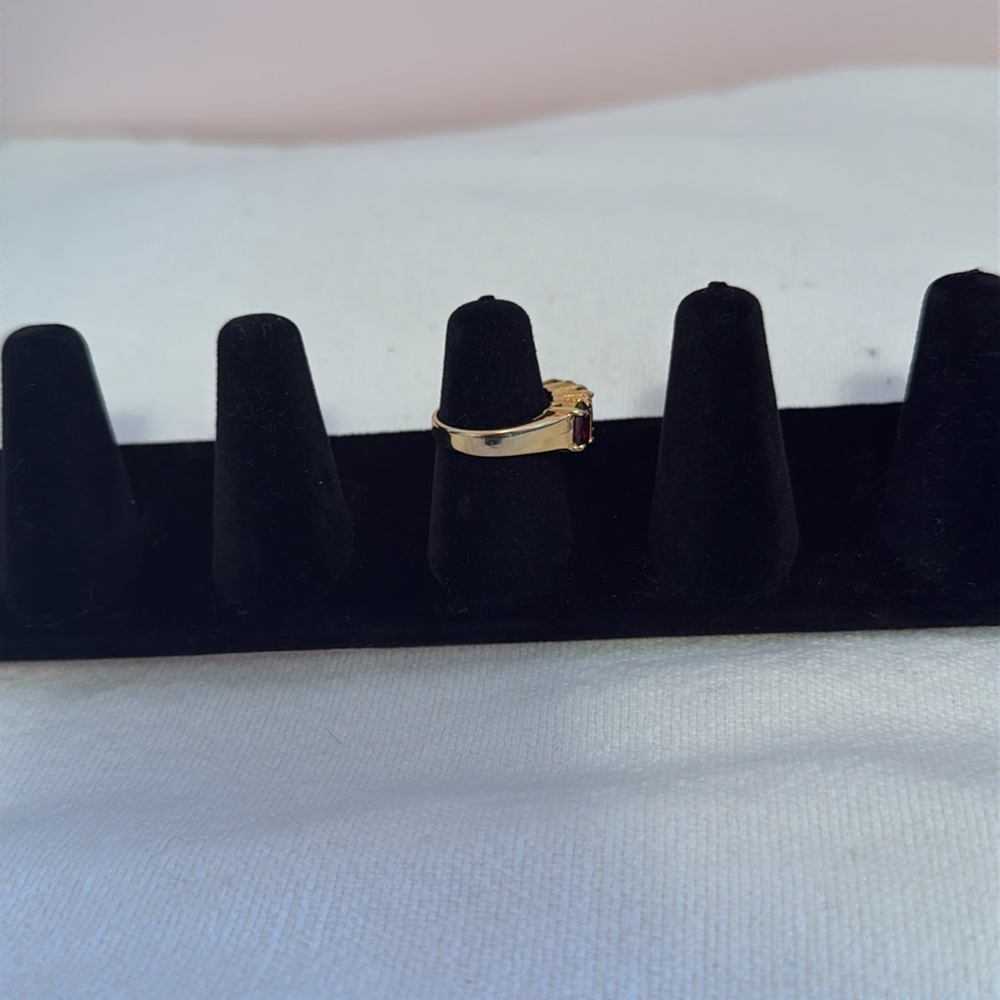 Faux 3 stone Garnet Gold Seta Ring 5.5-6 - Picture 3 of 4